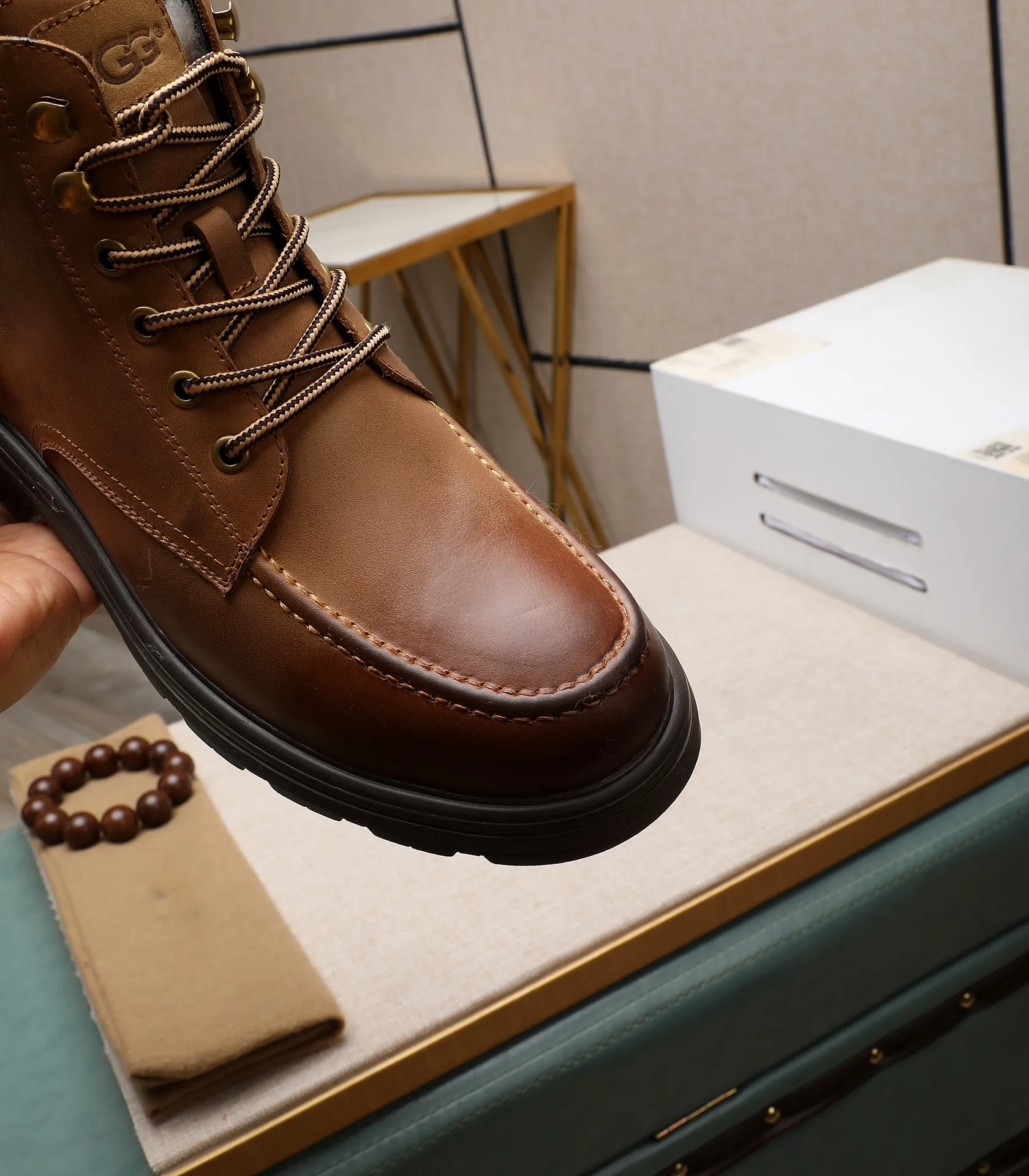 Men's men's shoes💰640 UGG (100% genuine wool lining, 10% off for fake ones) Please pay attention to the quality of the original order and compare the thickness of the wool🏮🏮Hot-selling UGG from Australia's warm luxury brand men's shoes, the official website is synchronized, Beckham men's style..., made of imported top-layer waxed cowhide, waxed toe cap, Australian real wool velvet lining Carefully sewn...Imported rubber Martin boots outsole (comfortable, soft and wear-resistant). I really like the quality..Exquisite workmanship. You can't put it down at first sight. Size 39-44
